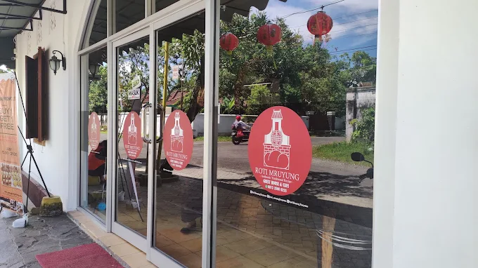 [Gambar suasana kafe yang hangat dan ramai]